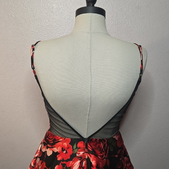 B. Smart Red and Black Floral Mini Dress - Picture 5 of 8